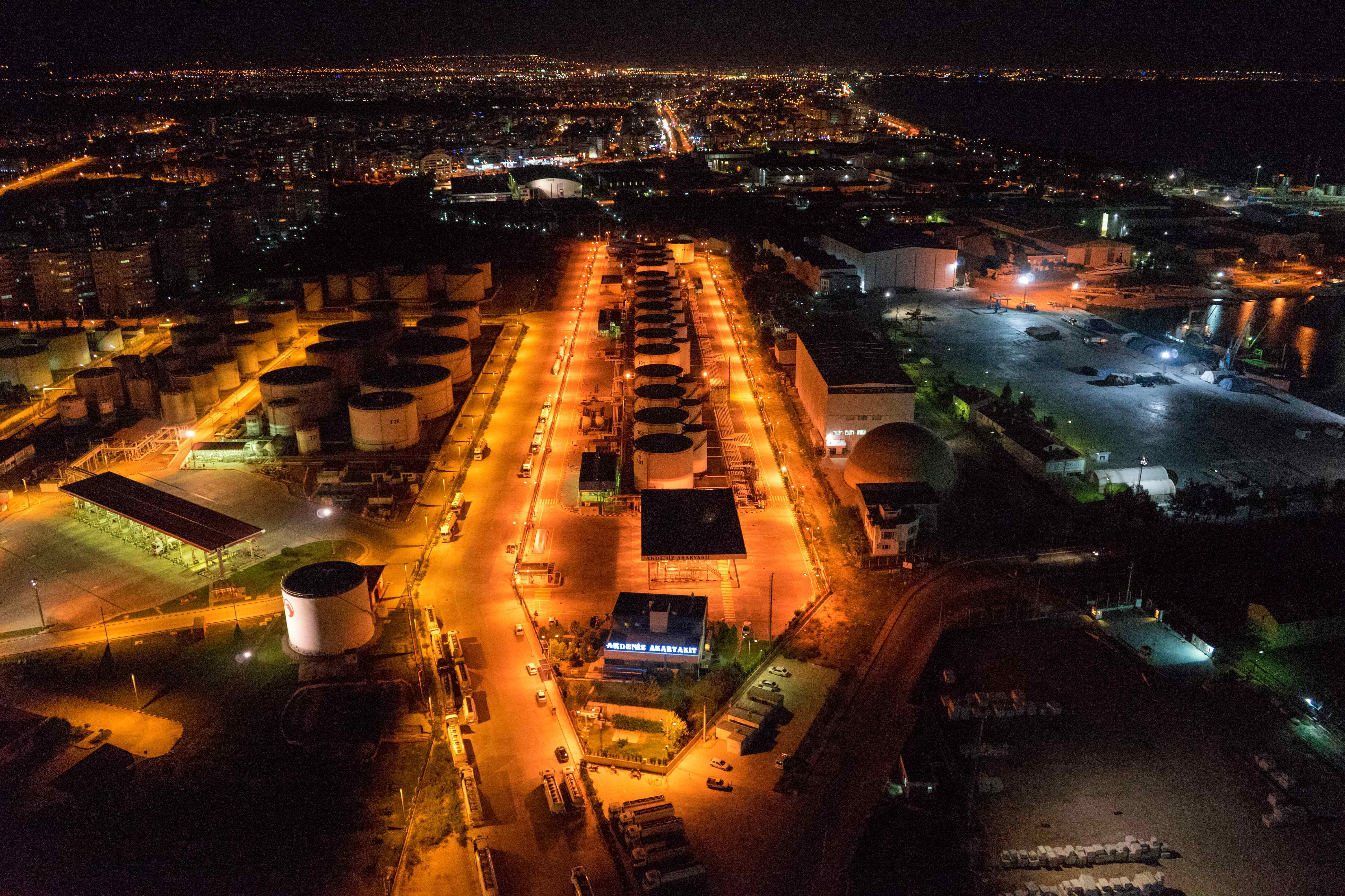 Akdeniz Akaryakıt Gece Görüntüsü